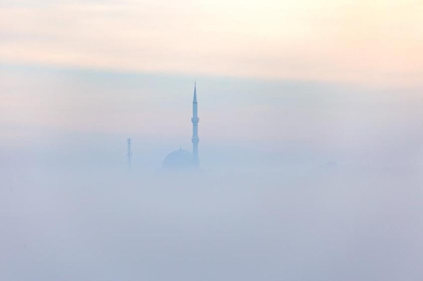 Diyarbakır'ın minareleri sis altında kaldı! Görsel şölen sundu