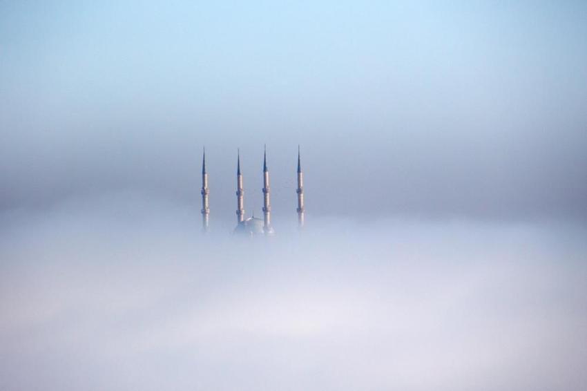Diyarbakır'ın minareleri sis altında kaldı! Görsel şölen sundu