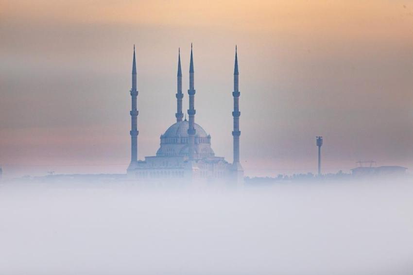 Diyarbakır'ın minareleri sis altında kaldı! Görsel şölen sundu