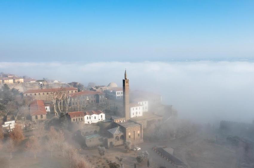 Diyarbakır'ın minareleri sis altında kaldı! Görsel şölen sundu
