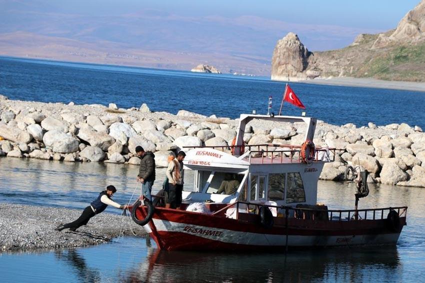 Van Gölü'nde alarm veren görüntü! Balıkçı tekneleri zor anlar yaşadı