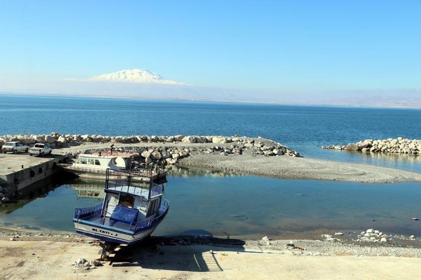 Van Gölü'nde alarm veren görüntü! Balıkçı tekneleri zor anlar yaşadı