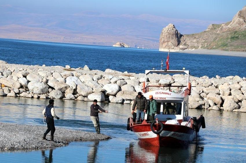 Van Gölü'nde alarm veren görüntü! Balıkçı tekneleri zor anlar yaşadı