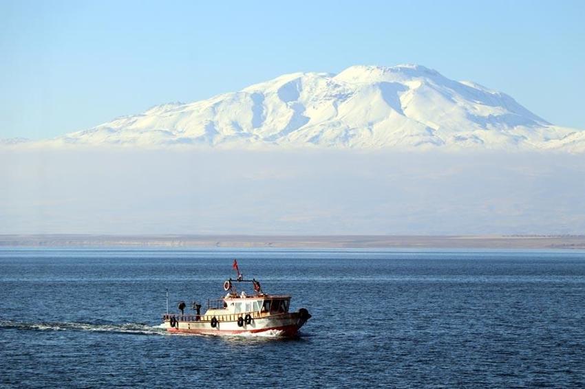 Van Gölü'nde alarm veren görüntü! Balıkçı tekneleri zor anlar yaşadı