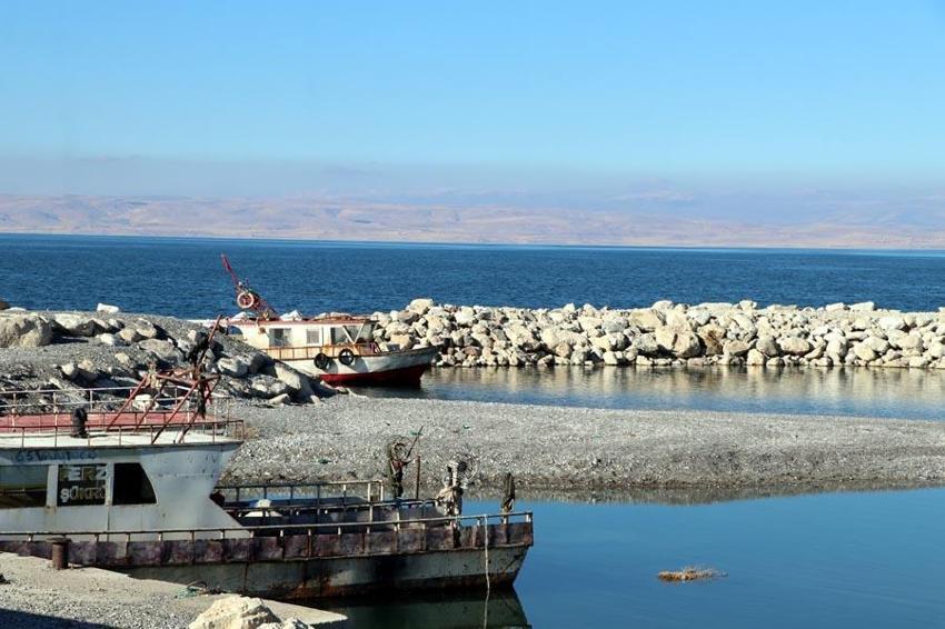 Van Gölü'nde alarm veren görüntü! Balıkçı tekneleri zor anlar yaşadı