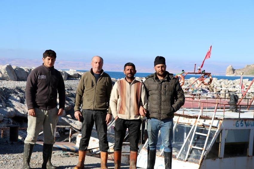 Van Gölü'nde alarm veren görüntü! Balıkçı tekneleri zor anlar yaşadı