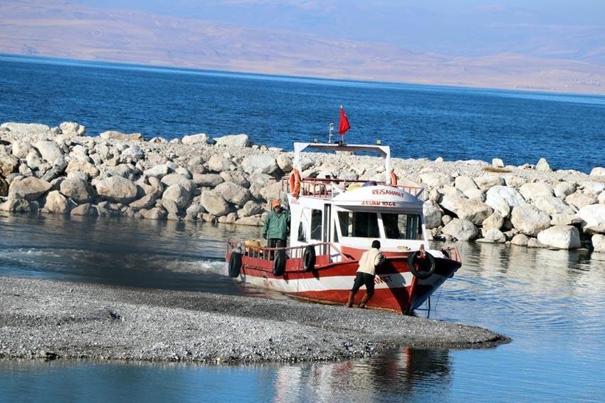 Van Gölü'nde alarm veren görüntü! Balıkçı tekneleri zor anlar yaşadı