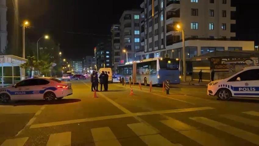 Şanlıurfa’da cadde ortasında silahlı kavga: Otobüsteki yolcular ölümden döndü, markette büyük panik yaşandı