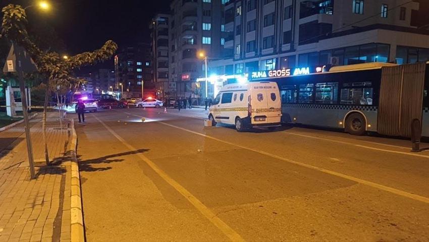 Şanlıurfa’da cadde ortasında silahlı kavga: Otobüsteki yolcular ölümden döndü, markette büyük panik yaşandı