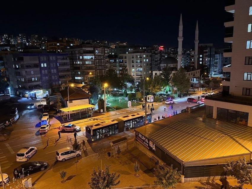 Şanlıurfa’da cadde ortasında silahlı kavga: Otobüsteki yolcular ölümden döndü, markette büyük panik yaşandı