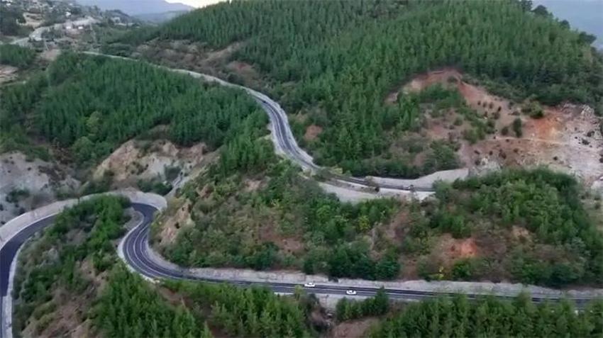 Feke'nin Dokuzdolambaç virajları sonbahar renkleriyle kaplandı: Fotoğrafçılar buraya akın ediyor!