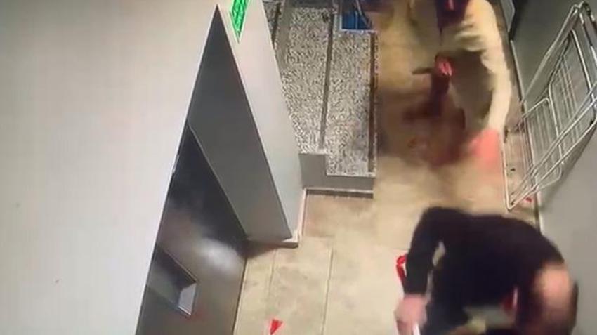 Kağıthane'de 5 çocuk annesi eşini otelde başka bir erkekle gören adam çılgına döndü! Olay anı kamerada