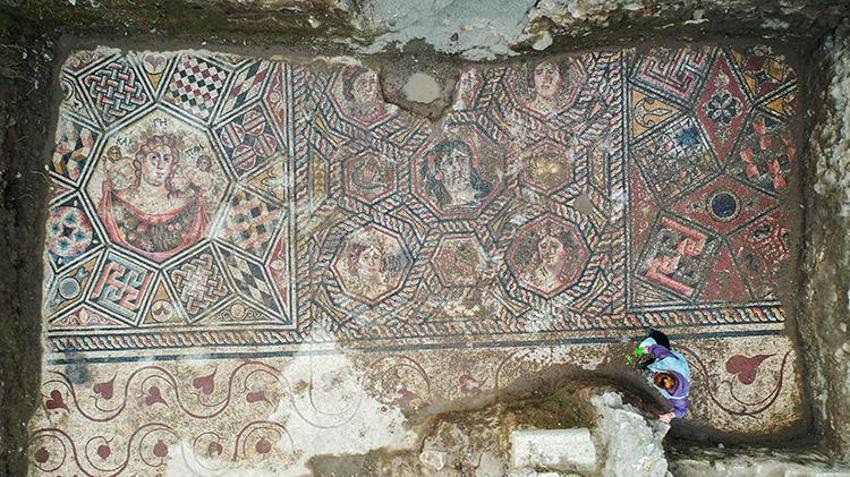 İznik’te kanalizasyon kazısında bulundu: 50 metrekare genişliğinde! Tek parça halinde çıkarıldı