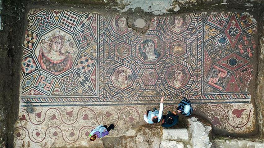 İznik’te kanalizasyon kazısında bulundu: 50 metrekare genişliğinde! Tek parça halinde çıkarıldı