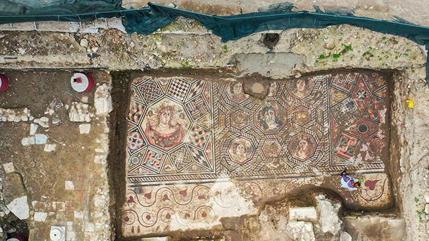 İznik’te kanalizasyon kazısında bulundu: 50 metrekare genişliğinde! Tek parça halinde çıkarıldı