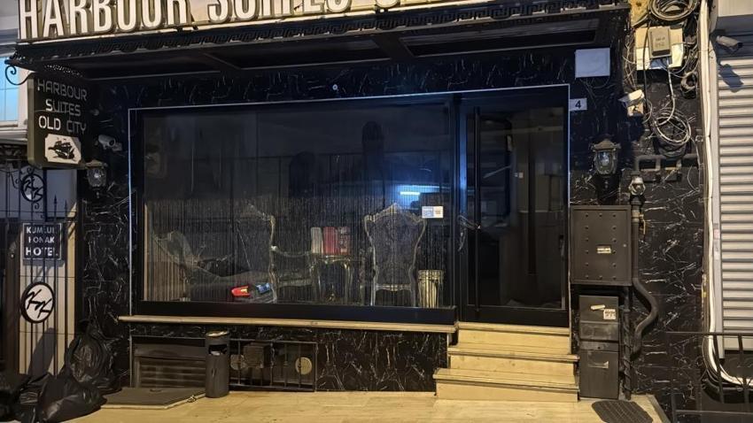 Böcek ailesi el birliği ile katledilmiş! Otel ilaçlı, kapı kilitli: 'Otelde koku olduğu için kapıyı kilitleyip yemeği bahçede yedim'