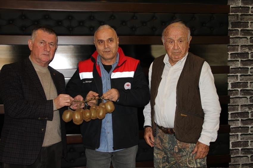 Çarşamba’da mükemmel bir bitki üreticileri sevindirdi! 180 gramlık kivi noterde tescillendi