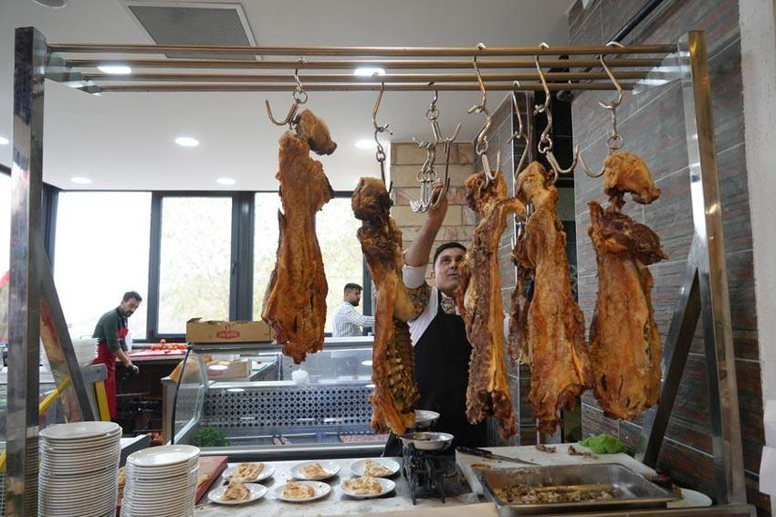 Muş’un yöresel eşsiz lezzeti marka haline geliyor! 15 yıllık ustalıkla büryan geleneği yaşatılıyor