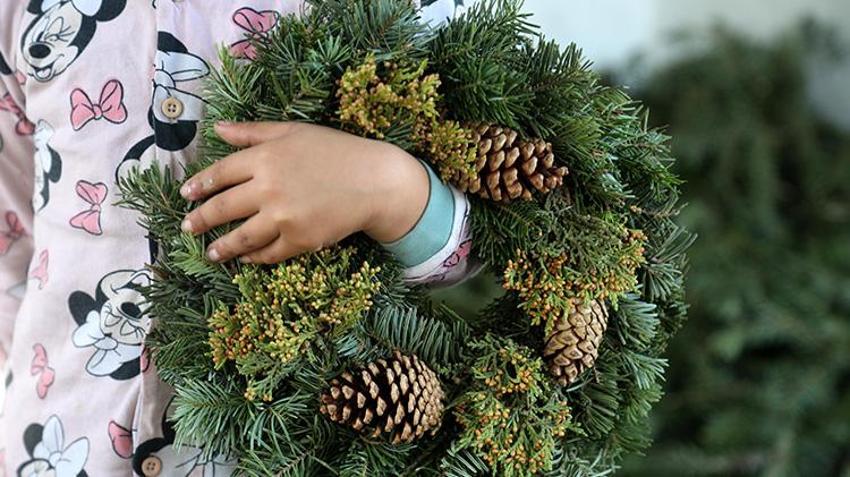 Antalya'da orman atıkları geçim kapısı oldu! Yüzlerce aile Noel çelengi üreterek talebe yetişmeye çalışıyor
