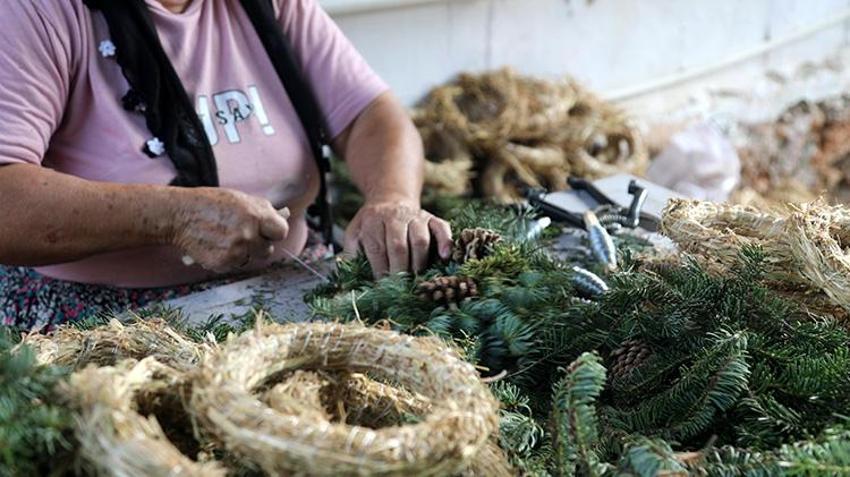 Antalya'da orman atıkları geçim kapısı oldu! Yüzlerce aile Noel çelengi üreterek talebe yetişmeye çalışıyor