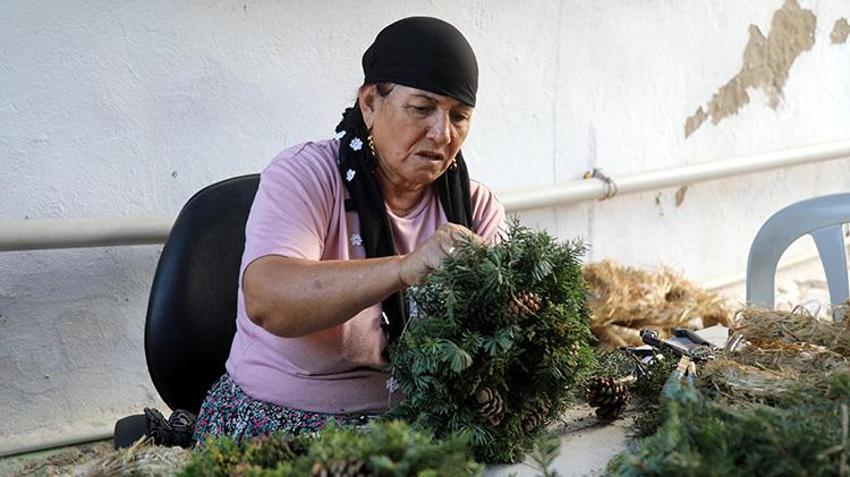 Antalya'da orman atıkları geçim kapısı oldu! Yüzlerce aile Noel çelengi üreterek talebe yetişmeye çalışıyor