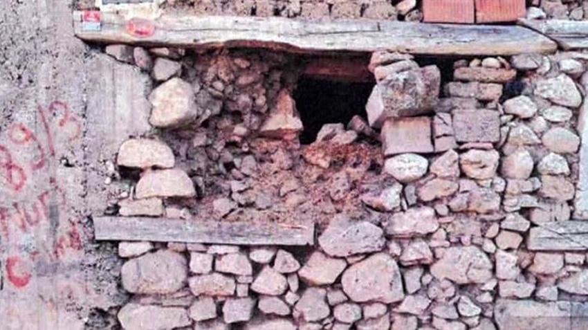 Isparta'da köy muhtarı gözünü tarihi esere dikti! Evin duvarındaki taşı çıkarıp çaldı