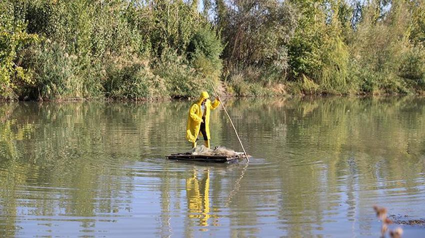 Dicle nehri üzerinde 55 yıldır kelekle balık avlıyor! Her yerini avcunun içi gibi biliyor: Geleneksel yöntemler yerine bunu kullanıyor