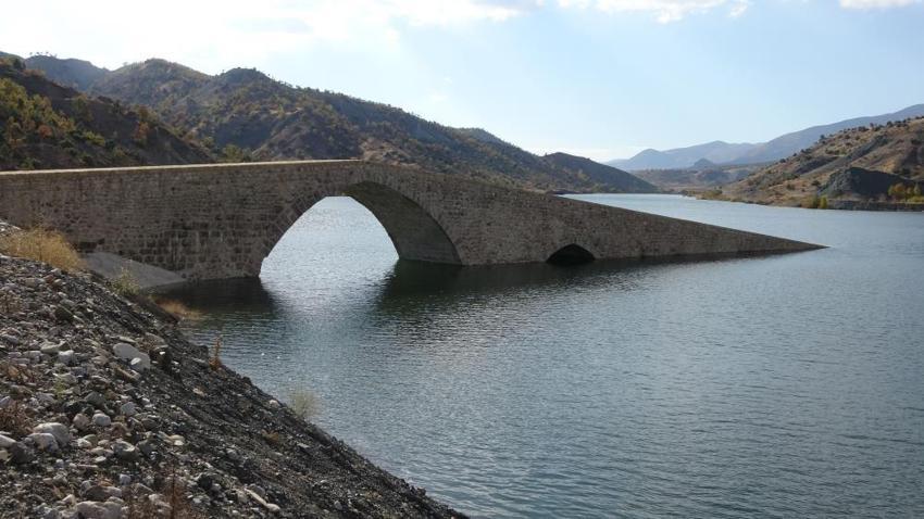 Adıyaman'da Roma mirası veda ediyor! Baraj sularının yükselmesiyle bin 500 yıllık köprünün bir kısmı battı
