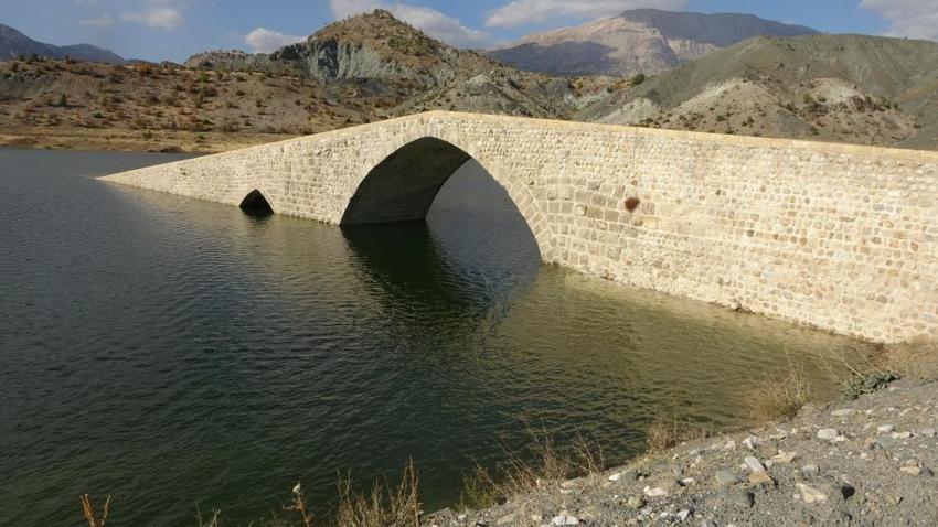 Adıyaman'da Roma mirası veda ediyor! Baraj sularının yükselmesiyle bin 500 yıllık köprünün bir kısmı battı