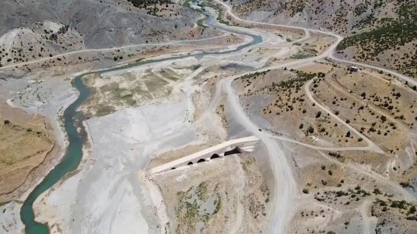 Adıyaman'da Roma mirası veda ediyor! Baraj sularının yükselmesiyle bin 500 yıllık köprünün bir kısmı battı