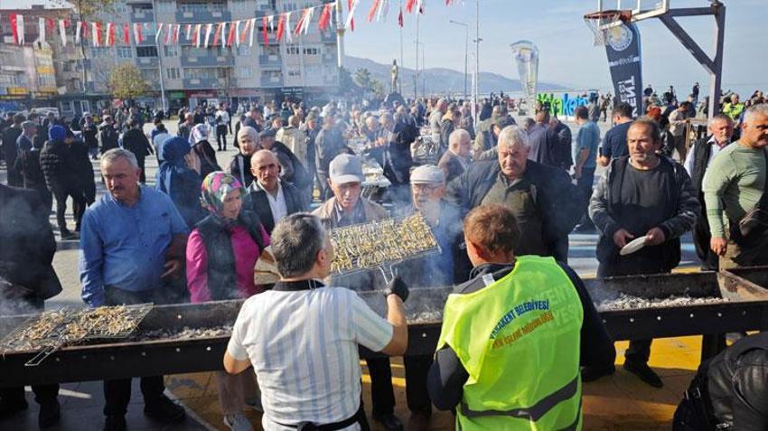 Samsun Yakakent'te düzenlenen festivalde 3 ton hamsi 2 saatte tüketildi