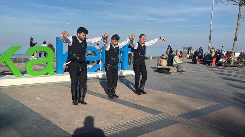 Samsun Yakakent'te düzenlenen festivalde 3 ton hamsi 2 saatte tüketildi