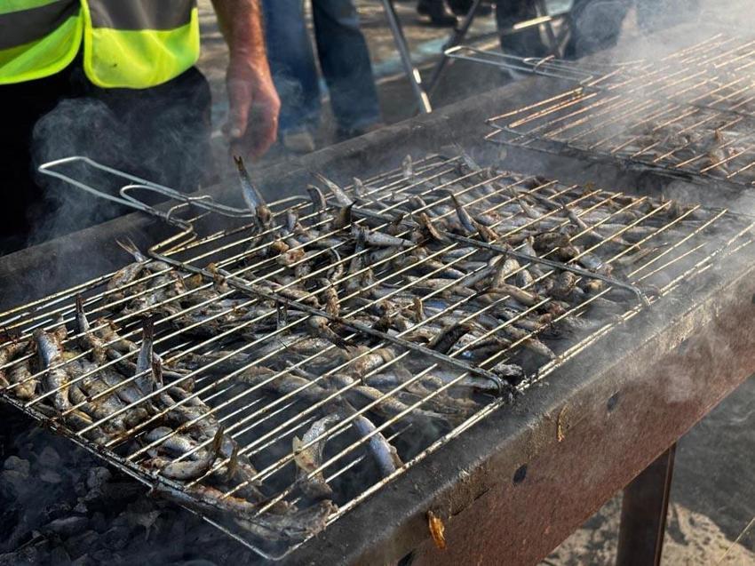Samsun Yakakent'te düzenlenen festivalde 3 ton hamsi 2 saatte tüketildi