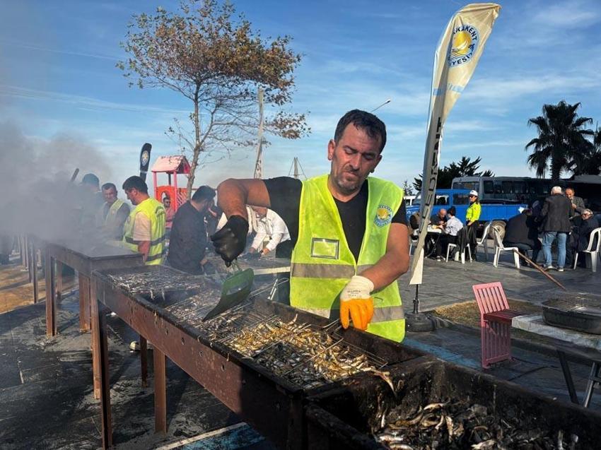 Samsun Yakakent'te düzenlenen festivalde 3 ton hamsi 2 saatte tüketildi