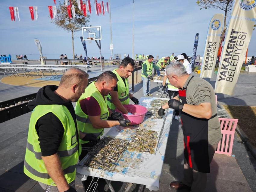Samsun Yakakent'te düzenlenen festivalde 3 ton hamsi 2 saatte tüketildi