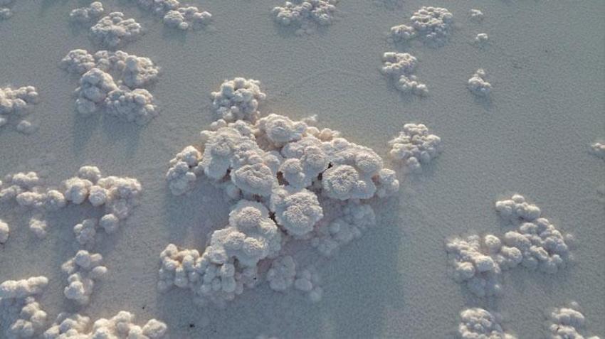 Konya'nın 'Pamukkale'si ziyaretçi akınına uğruyor! Sular çekildi eşsiz görüntüler ortaya çıktı