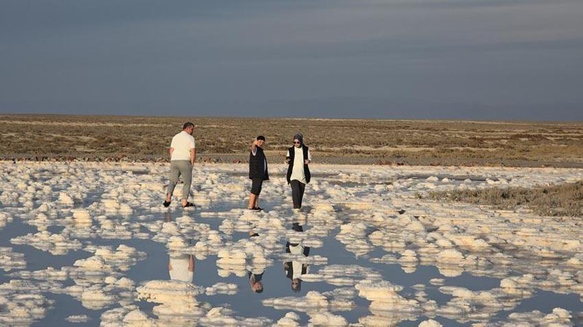 Konya'nın 'Pamukkale'si ziyaretçi akınına uğruyor! Sular çekildi eşsiz görüntüler ortaya çıktı