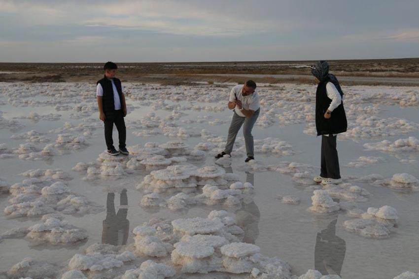 Konya'nın 'Pamukkale'si ziyaretçi akınına uğruyor! Sular çekildi eşsiz görüntüler ortaya çıktı