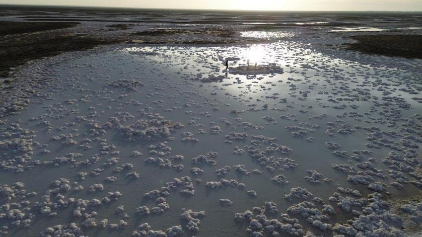 Konya'nın 'Pamukkale'si ziyaretçi akınına uğruyor! Sular çekildi eşsiz görüntüler ortaya çıktı