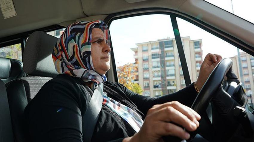 Isparta'da iki çocuk annesi kadın ineklerini satıp bu işe girişti! Sabah koyunları güdüyor, öğlen direksiyon başında!