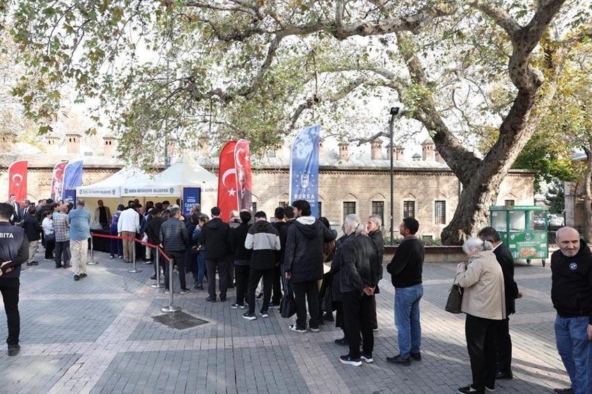 Dünya Cantık Günü! Bursa'nın ünlü lezzeti ücretsiz ikram edildi, yabancı turistler lezzetine hayran kaldı