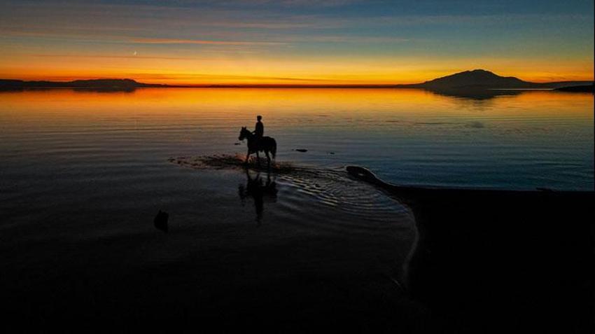 Van Gölü'nde gün batımı nefes kesen görüntüler oluşturdu