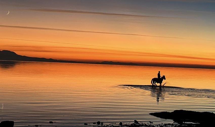 Van Gölü'nde gün batımı nefes kesen görüntüler oluşturdu