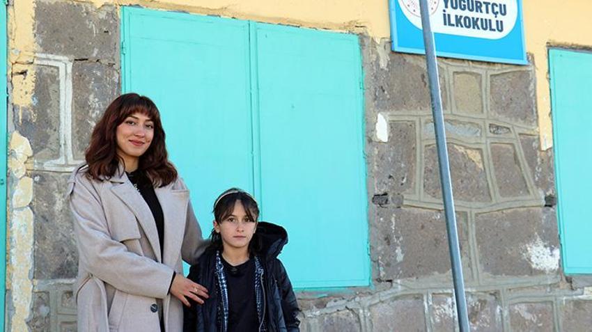 Ağrı'ya atanan Sedanur öğretmen tek öğrenciye eğitim veriyor! 'Abla-kardeş gibiyiz'