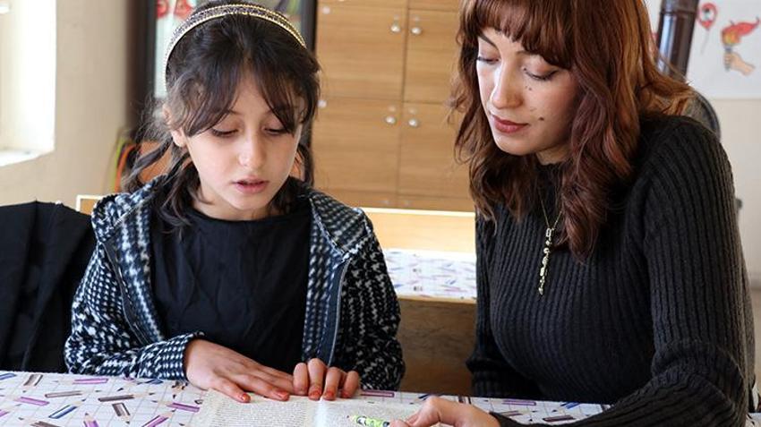 Ağrı'ya atanan Sedanur öğretmen tek öğrenciye eğitim veriyor! 'Abla-kardeş gibiyiz'