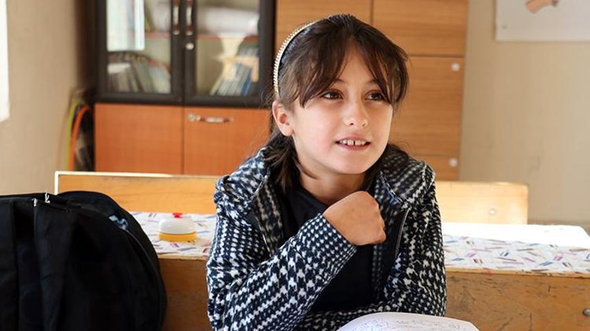 Ağrı'ya atanan Sedanur öğretmen tek öğrenciye eğitim veriyor! 'Abla-kardeş gibiyiz'