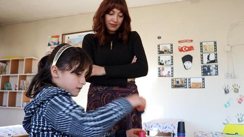 Ağrı'ya atanan Sedanur öğretmen tek öğrenciye eğitim veriyor! 'Abla-kardeş gibiyiz'