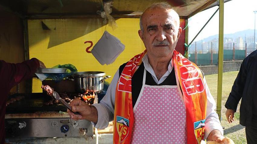 Bir zamanlar formasını giydiği Kayserispor'un stadının önünde köfte ekmek satıyor