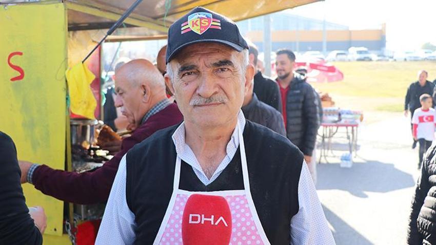Bir zamanlar formasını giydiği Kayserispor'un stadının önünde köfte ekmek satıyor