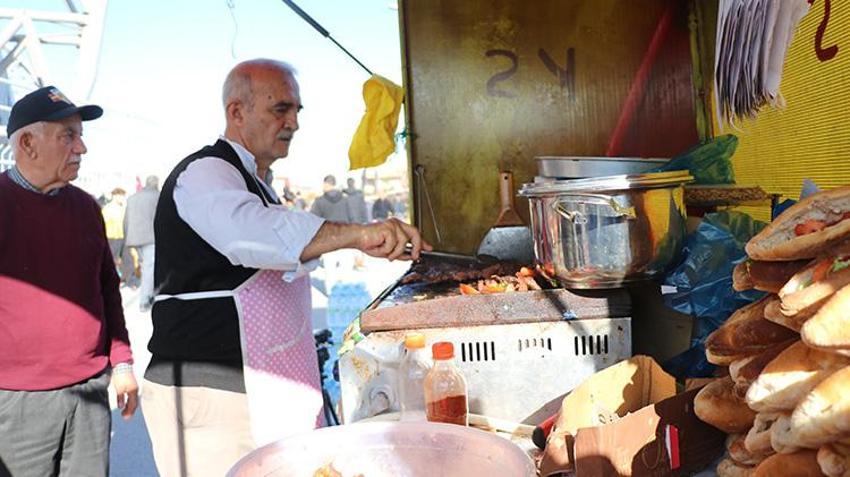 Bir zamanlar formasını giydiği Kayserispor'un stadının önünde köfte ekmek satıyor